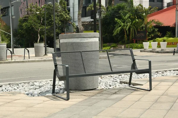 阳光灿烂的日子 公园里的金属长椅很时髦 — 图库照片