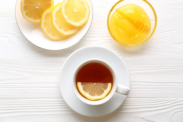 Чашка Вкусной Иммунитет Повышения Чая Лимона Меда Белом Деревянном Столе — стоковое фото