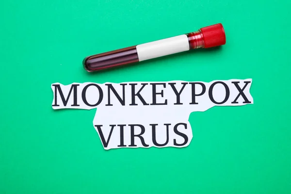 Palavras Vírus Monkeypox Tubo Teste Com Amostra Sangue Fundo Verde — Fotografia de Stock