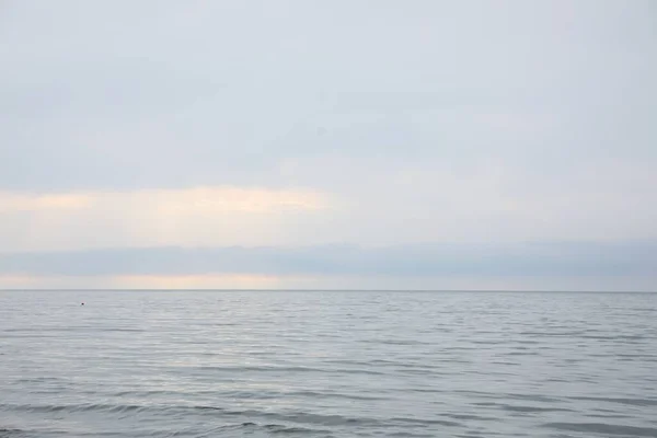 蓝天下美丽大海的风景画 — 图库照片