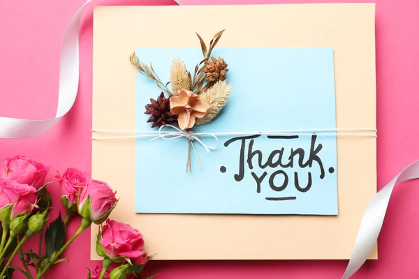 Karta Frazą Dziękuję Piękne Kwiaty Różowym Tle Płaskie Leżały — Zdjęcie stockowe