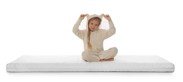 Kleines Mädchen Sitzt Auf Matratze Vor Weißem Hintergrund — Stockfoto