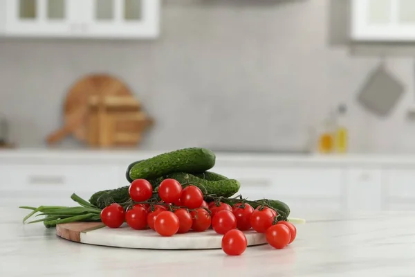 Свіжі Чисті Овочі Білому Столі Кухні Простір Тексту — стокове фото