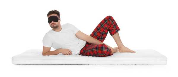 Beyaz Arka Planda Yumuşak Yatakta Uyku Maskesi Takan Bir Adam — Stok fotoğraf
