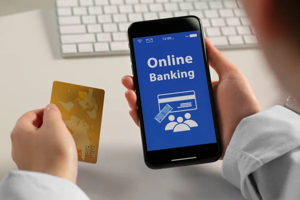 Donna Che Utilizza App Banking Online Smartphone Carta Credito Tavolo — Foto Stock
