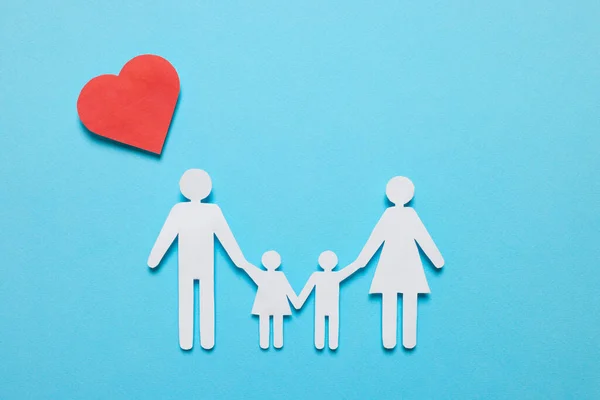 Familienfiguren Aus Papier Und Rotes Herz Auf Hellblauem Hintergrund Flach — Stockfoto