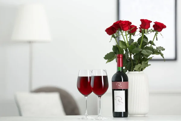 Garrafa Copos Vinho Tinto Vaso Com Rosas Mesa Quarto Espaço — Fotografia de Stock