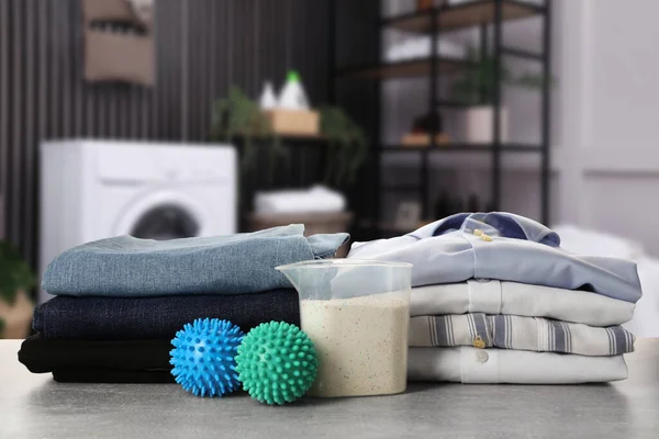 Dryer Balls Detergent Stacked Clean Clothes Table Laundry Room — Stock Photo, Image