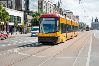 Şehirde tramvay yolda. Toplu taşıma