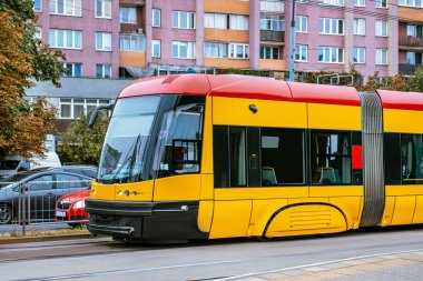 Şehir caddesindeki modern tramvay. Toplu taşıma