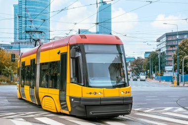 Şehir caddesindeki modern tramvay. Toplu taşıma