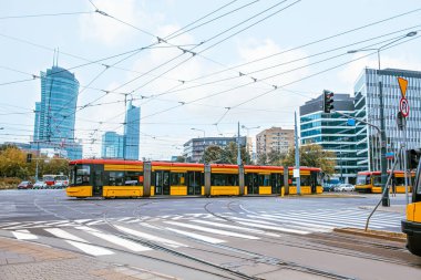 Şehir caddesindeki modern tramvaylar. Toplu taşıma