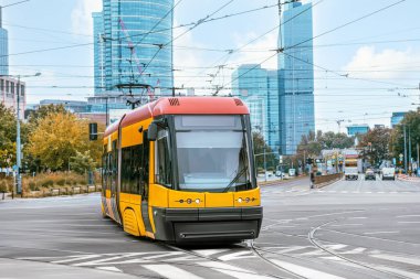Şehir caddesindeki modern tramvay. Toplu taşıma