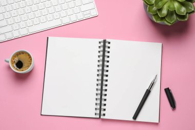 Pembe arka planda şık bir dizüstü bilgisayarı olan düz konum