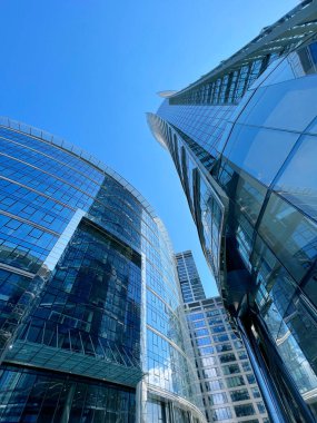 Mavi gökyüzü altında modern iş kompleksinin düşük açılı görüntüsü