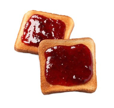 Beyaz arka planda böğürtlen reçelli lezzetli kızarmış ekmek.