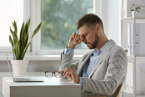 Ofiste Masasında Göz Yorgunluğu Çeken Bir Adam Var — Stok fotoğraf