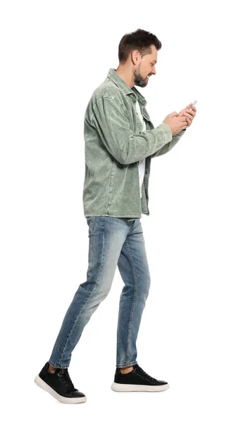 Άνθρωπος Που Χρησιμοποιεί Smartphone Ενώ Περπατά Λευκό Φόντο — Φωτογραφία Αρχείου