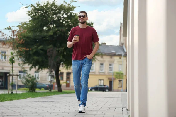 Όμορφος Άνθρωπος Φλιτζάνι Ποτό Περπατώντας Στο Δρόμο Της Πόλης — Φωτογραφία Αρχείου