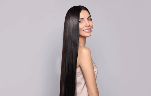 Портрет Красивої Молодої Жінки Здоровим Міцним Волоссям Світло Сірому Фоні — стокове фото