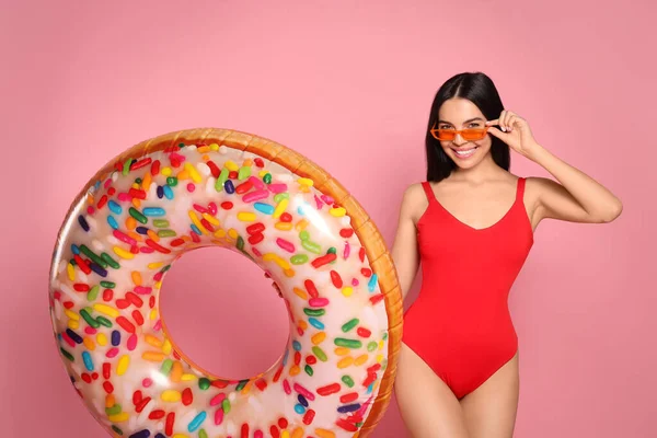 Young Woman Stylish Sunglasses Holding Inflatable Ring Pink Background — Stock Photo, Image