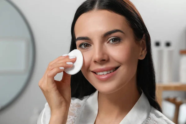 Young Woman Using Cotton Pad Micellar Water Indoors — Stockfoto