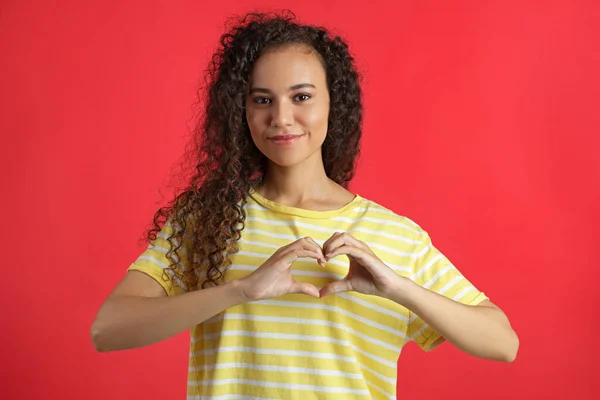 Mutlu Genç Afro Amerikalı Kadın Elleri Kırmızı Arka Planda Kalp — Stok fotoğraf