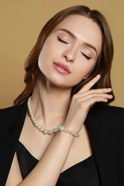 Jeune Femme Portant Des Bijoux Perles Élégantes Sur Fond Marron — Photo