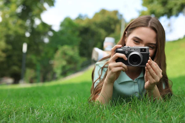 Jonge Vrouw Met Camera Fotograferen Groen Gras Buiten Ruimte Voor — Stockfoto