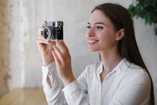 Mujer Joven Tomando Fotos Cafetería Pasatiempo Creativo — Foto de Stock