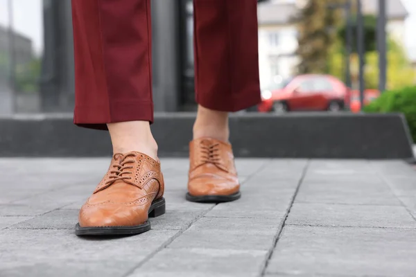 Mulher Calças Vermelhas Sapatos Moda Andando Rua Cidade Close Espaço — Fotografia de Stock