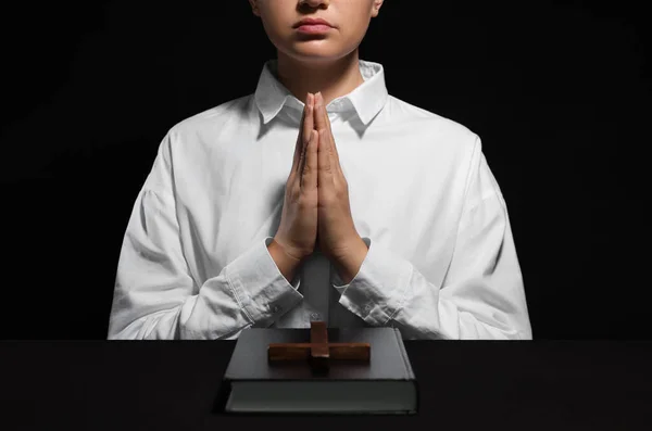Kobieta Trzymająca Się Ręce Modląc Się Przy Stole Biblią Krzyżem — Zdjęcie stockowe