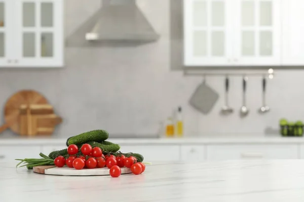 キッチンの白いテーブルの上に新鮮なきれいな野菜 テキストのためのスペース — ストック写真