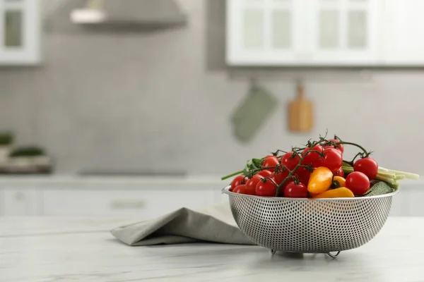 Świeże Czyste Warzywa Białym Stole Kuchni Miejsce Tekst — Zdjęcie stockowe
