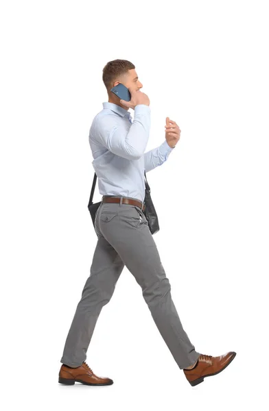 Uomo Che Parla Smartphone Mentre Cammina Sfondo Bianco — Foto Stock