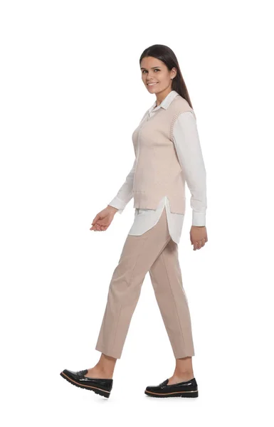 Junge Frau Stilvollem Outfit Geht Auf Weißem Hintergrund — Stockfoto