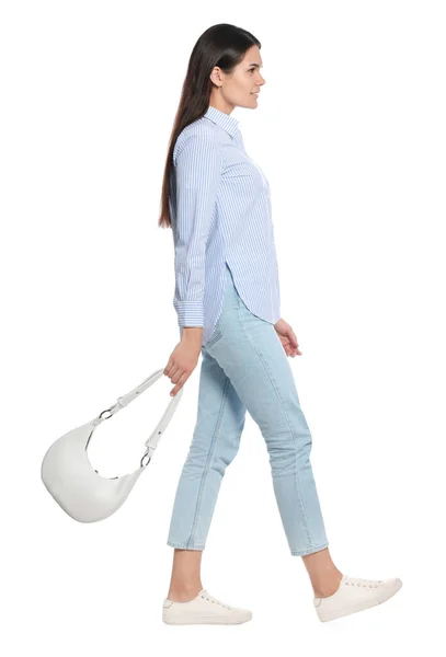 Mujer Joven Con Bolso Caminando Sobre Fondo Blanco — Foto de Stock