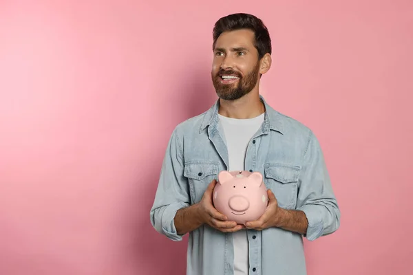 Happy Man Ceramic Piggy Bank Blady Pink Background Miejsce Tekst — Zdjęcie stockowe