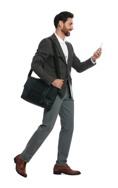 Knappe Man Met Smartphone Zwarte Tas Lopen Witte Achtergrond — Stockfoto