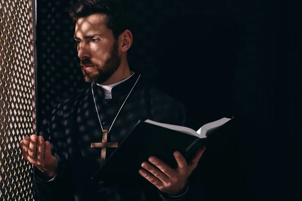 Sacerdote Católico Sotana Sosteniendo Biblia Hablando Con Feligrés Confesionario — Foto de Stock