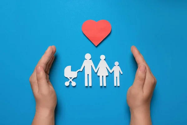 Homem Protegendo Figuras Família Papel Coração Vermelho Fundo Azul Claro — Fotografia de Stock