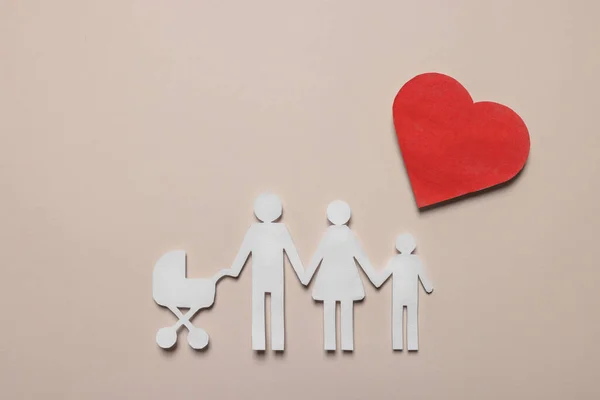 Papírové Rodinné Postavy Červené Srdce Béžovém Pozadí Ploché Ležely Pojištění — Stock fotografie