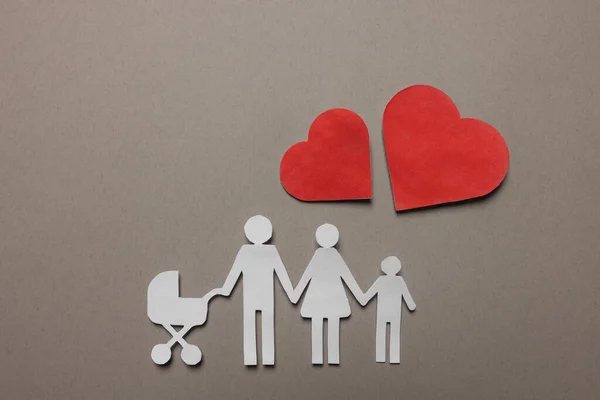 Figuras Família Papel Corações Vermelhos Sobre Fundo Cinza Claro Flat — Fotografia de Stock