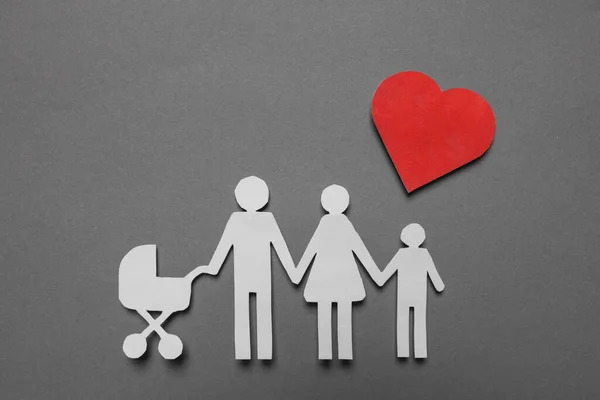 Figuras Família Papel Coração Vermelho Sobre Fundo Cinza Flat Lay — Fotografia de Stock