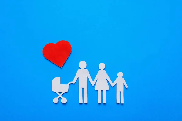 Kağıt Aile Kesimi Açık Mavi Arka Planda Kırmızı Kalp Düz — Stok fotoğraf