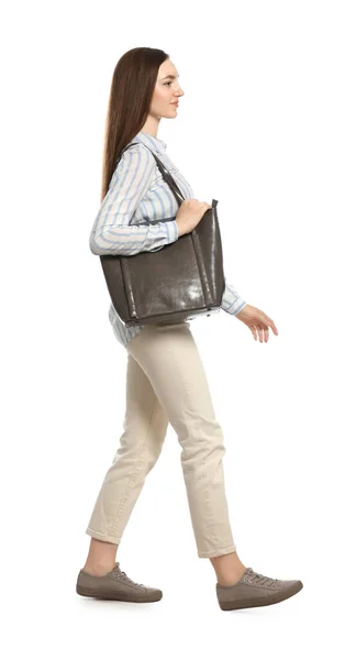 Beyaz Arka Planda Şık Çantalı Genç Bir Kadın Yürüyor — Stok fotoğraf