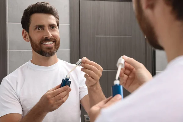 Hombre Barbudo Guapo Con Botella Aceite Baño —  Fotos de Stock