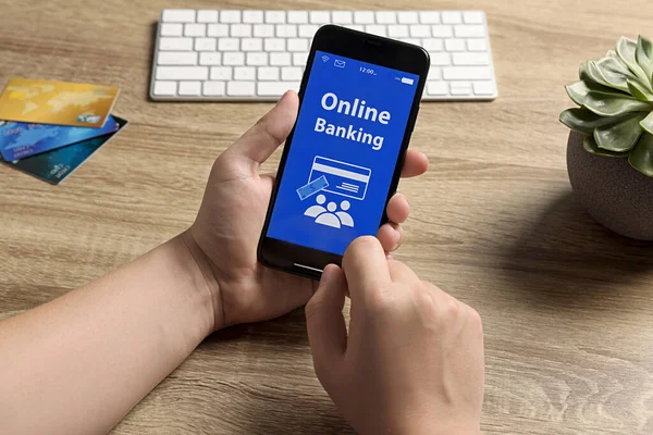 Uomo Che Utilizza App Banking Online Smartphone Tavolo Ufficio Legno — Foto Stock