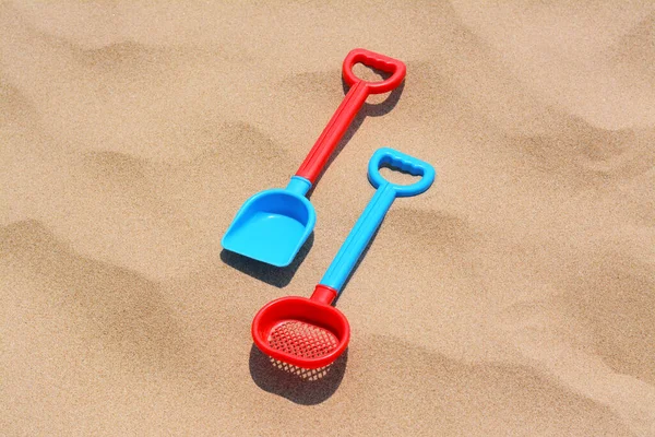 Plastik Kürek Kumun Üzerinde Elek Manzaranın Üstünde Plaj Oyuncakları — Stok fotoğraf