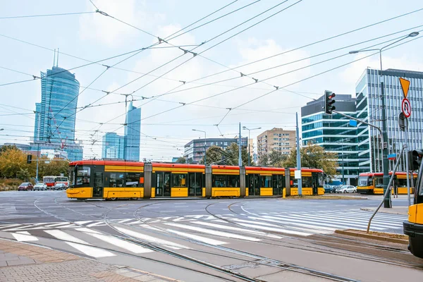 Şehir Caddesindeki Modern Tramvaylar Toplu Taşıma — Stok fotoğraf